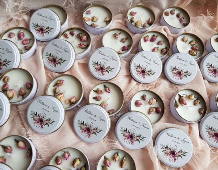 Give Candles Tin as personalized wedding gifts for guests.