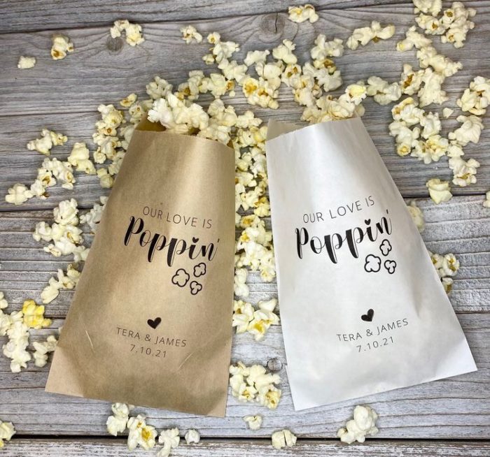 Give Sweet Popcorn as personalized wedding favors for guests