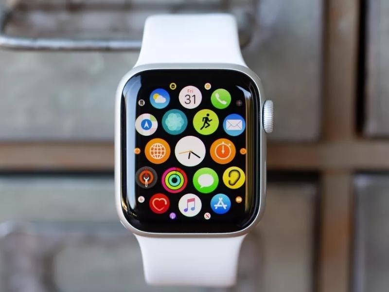Apple Watch for the modern 10 year anniversary gift for your spouse