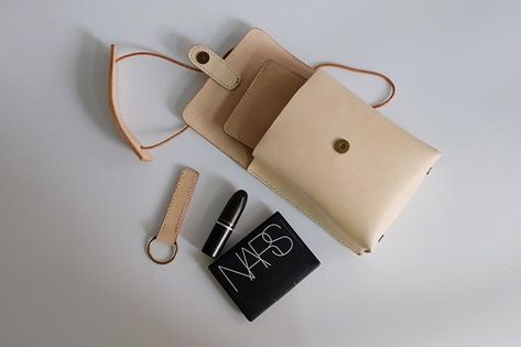 Phone crossbody for your friend. Pinterest photo