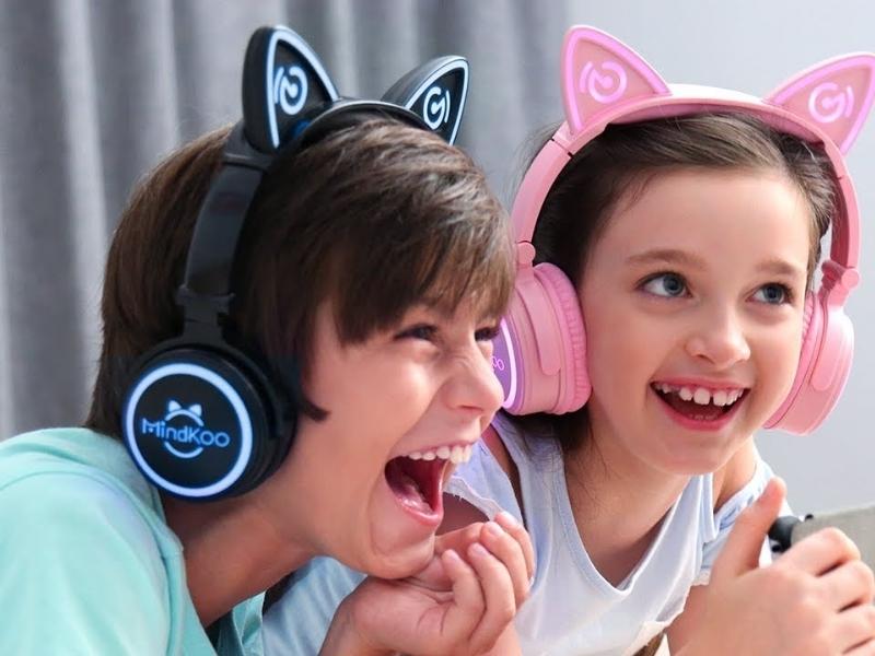 Light Up Bluetooth Headphones For Valentine Gifts For Young Grandchildren