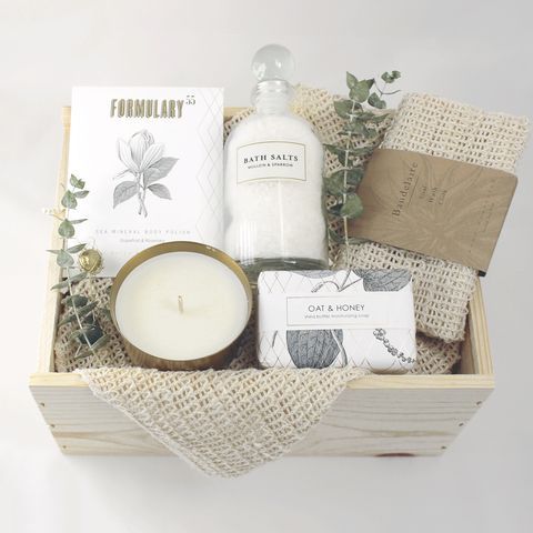 Bathing gift basket for mom