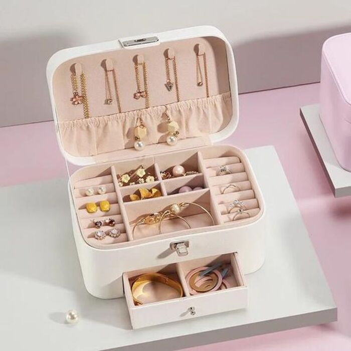 Jewelry organizer: pretty gift ideas for single moms