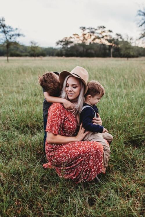 Cheerful Family Photoshoot: Cute Mother'S Day Gift For Single Mom