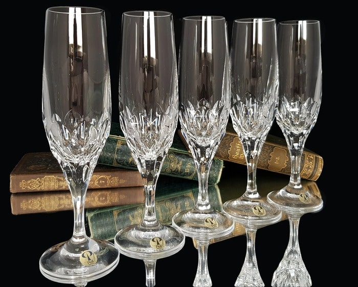 Champagne flutes: cute anniversary ideas for parents