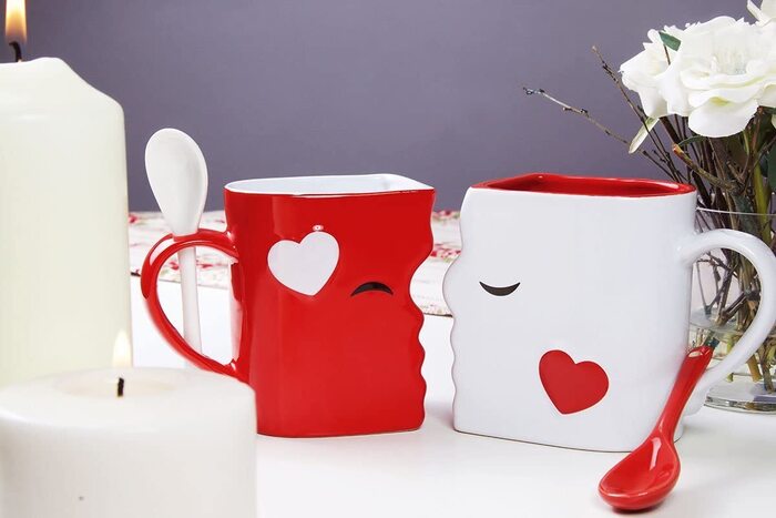 Kissing Cups For Adorable Anniversary Presents