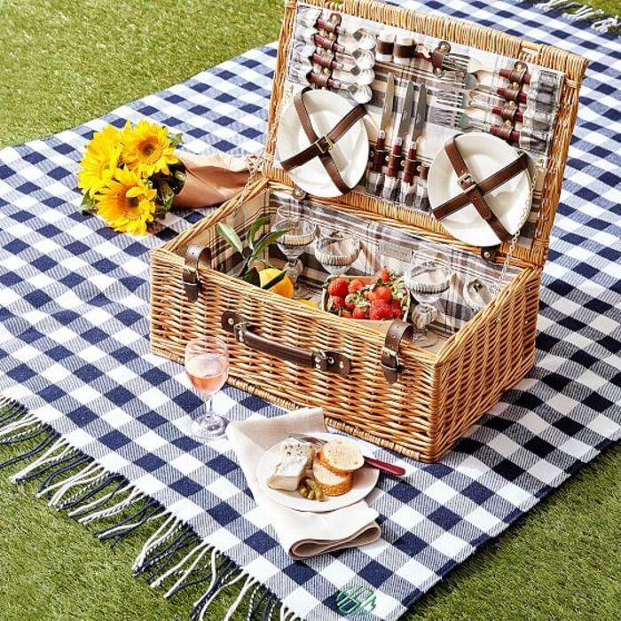 Picnic Basket: Best Surprise Gifts For Mom Dad Anniversary