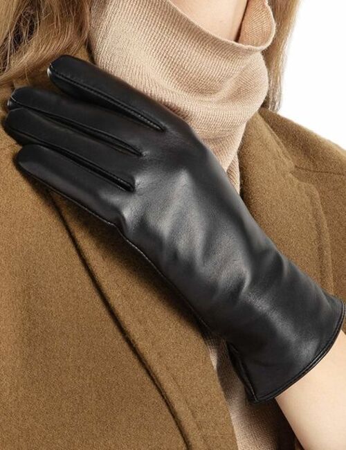 Touchscreen Gloves - Thoughtful Gift Ideas For Female Boss. Source: Pinterest