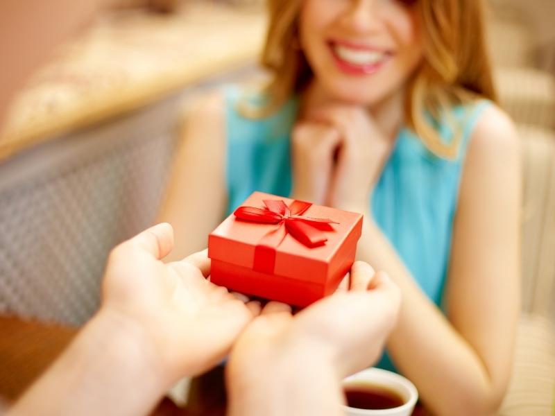 ways to send 20 year anniversary gifts for couples