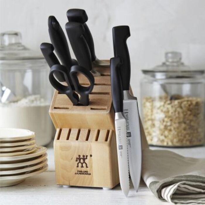 Knife sets as thoughtful kitchen gifts for mom