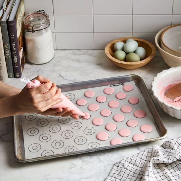 16 Best Kitchen Gifts for Moms Who Love to Cook (2023)