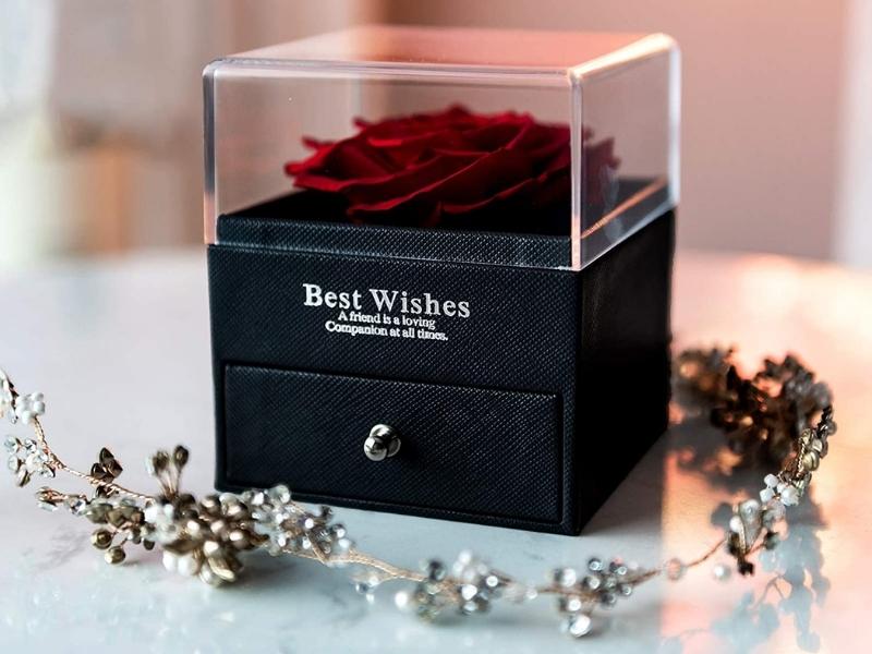 Best Anniversary Gifts For Her: Romantic Gift Ideas That She Will