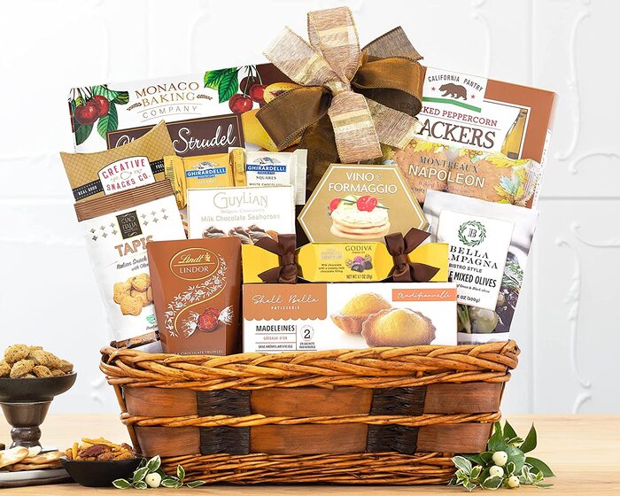 Wedding Hamper Gift - Wedding Gifts For Couples In India. 