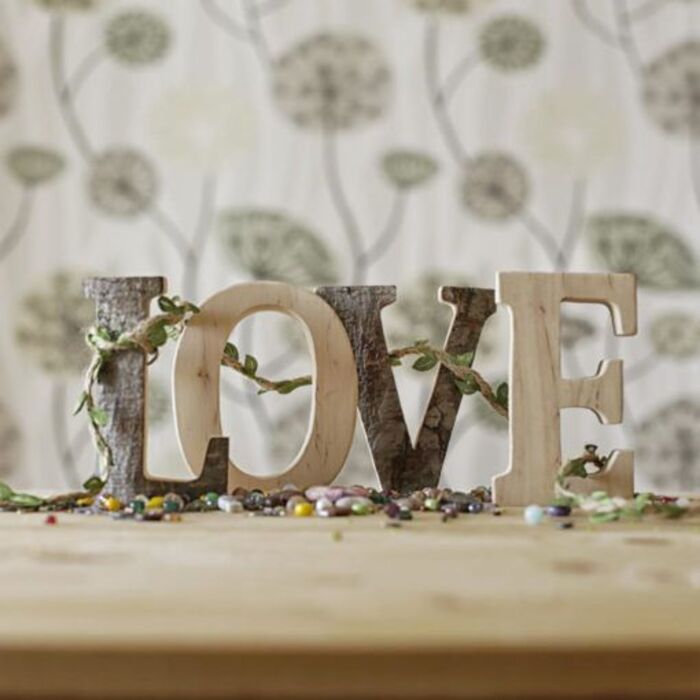 Love sign: romantic DIY gifts for girlfriend