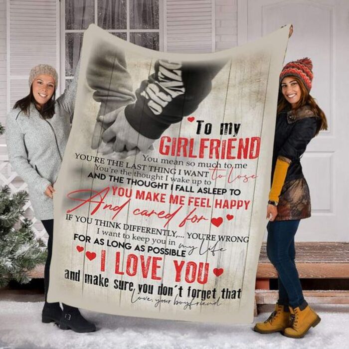 Cozy blanket: sweet makeup gift for girlfriend