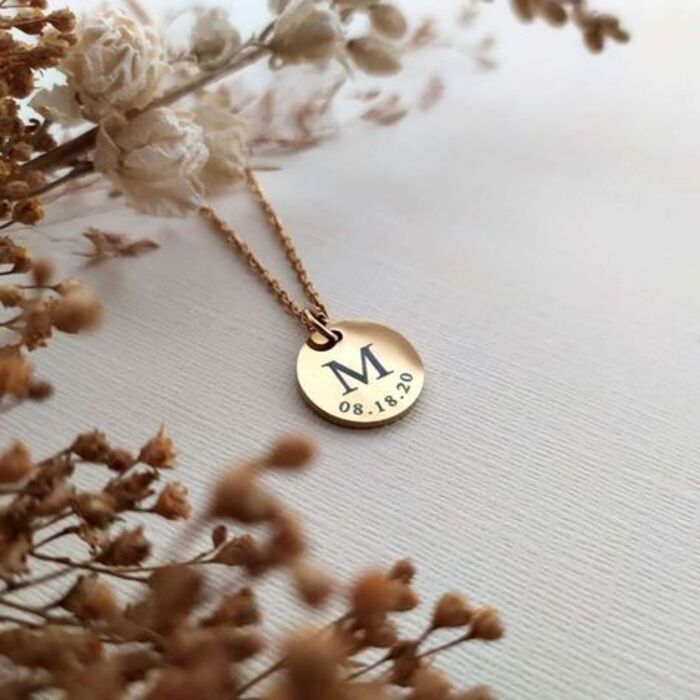 Initial disk necklace: simple gifts for girlfriend