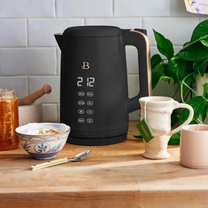 Electric kettle: simple gifts for girlfriend