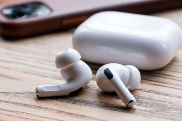 AirPods pro: best simple gift for girlfriend