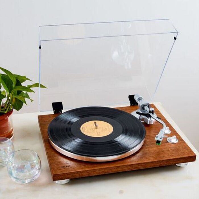 Rustic turntable: creative gift idea for boyfriend