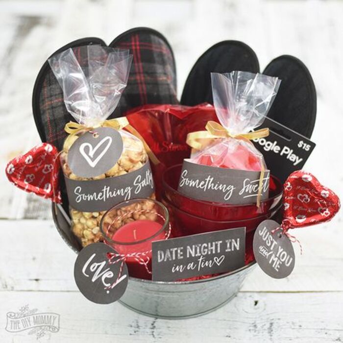 Date night gift basket: romantic DIY gifts for boyfriend