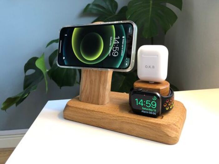 Wireless charging stand: good boyfriend birthday gift