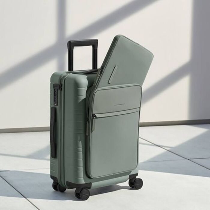Lightweight suitcase: excellent birthday gift for boyfriend