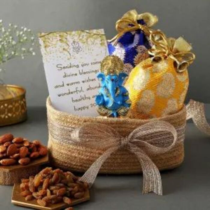 Dried fruit gift basket: nice gift ideas for boyfriend's dad