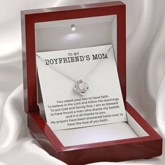 7 Insanely Good Gifts for Boyfriend's Mom (She's Guaranteed to Love!)