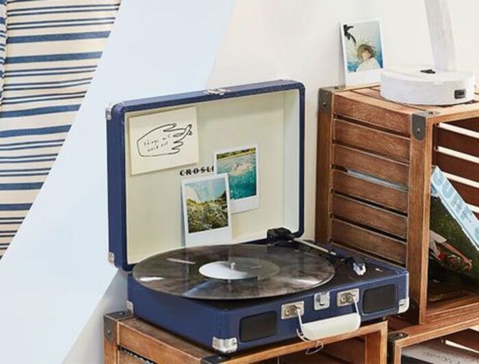 Nostalgic record player: small cute gifts for boyfriend