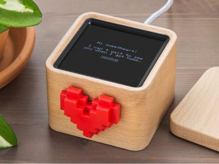 Love box messenger: romantic gift for long-distance boyfriend 
