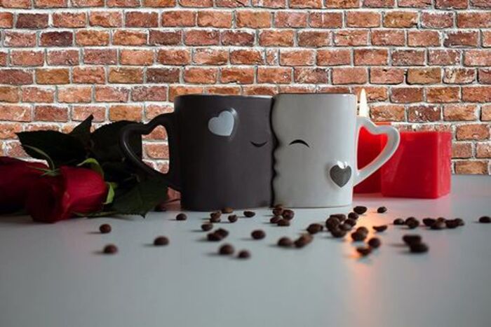 Adorable Kissing Cups For Long-Distance Boyfriend