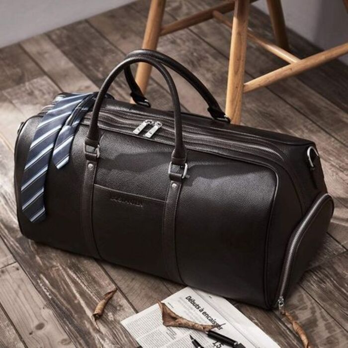 Weekender bag: cool gift for retired father