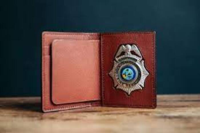 Badge holder wallet: cool retirement gifts for cops