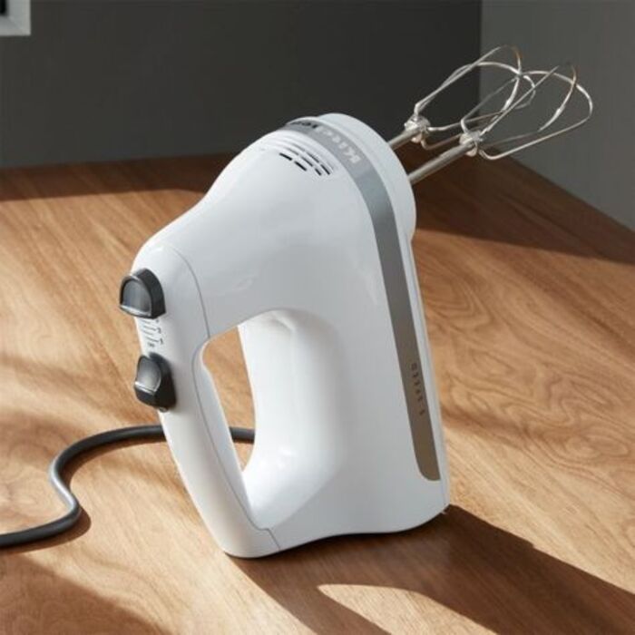 Hand mixer: cool gift for mom's birthday