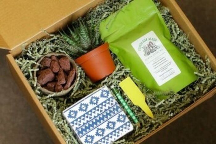 Gardening gift set: cool homemade retirement gifts