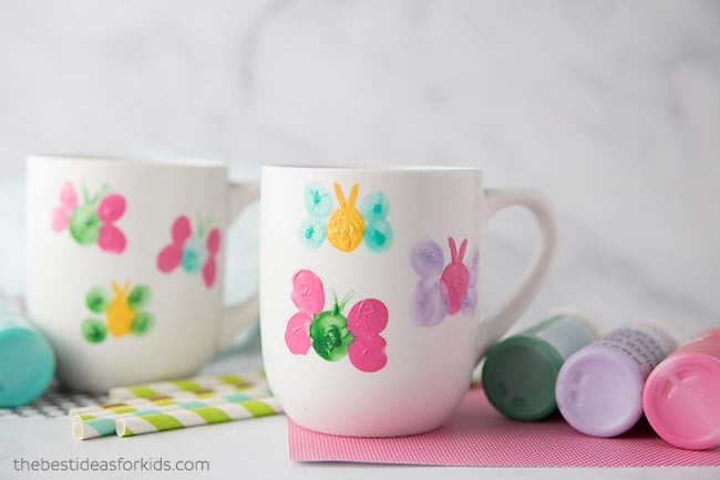 DIY Thumbprint Coffee Mugs are great homemade gifts for mom. Image via the bestideasforkid.com