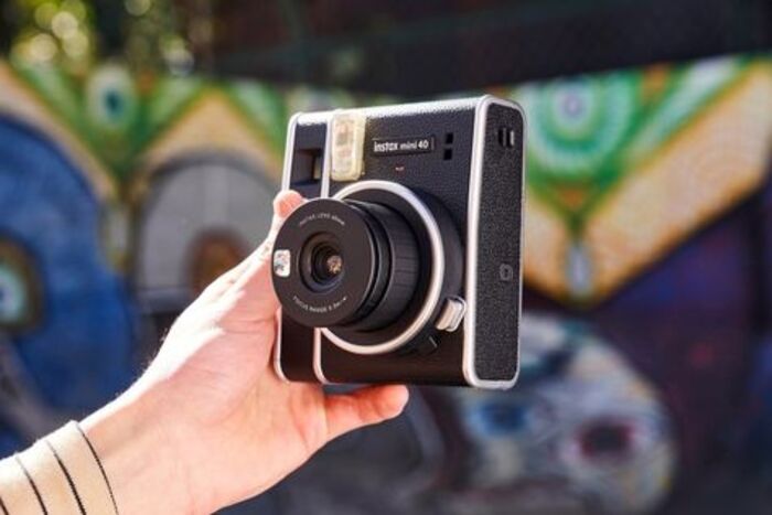 Mini Instax camera: cute idea for girlfriend's birthday