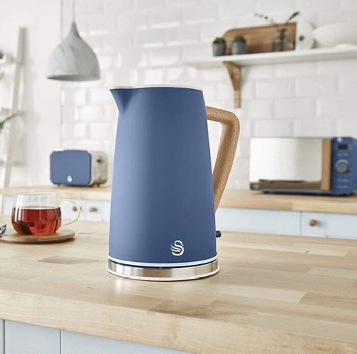 Electric kettle: cool birthday gift ideas for girlfriend
