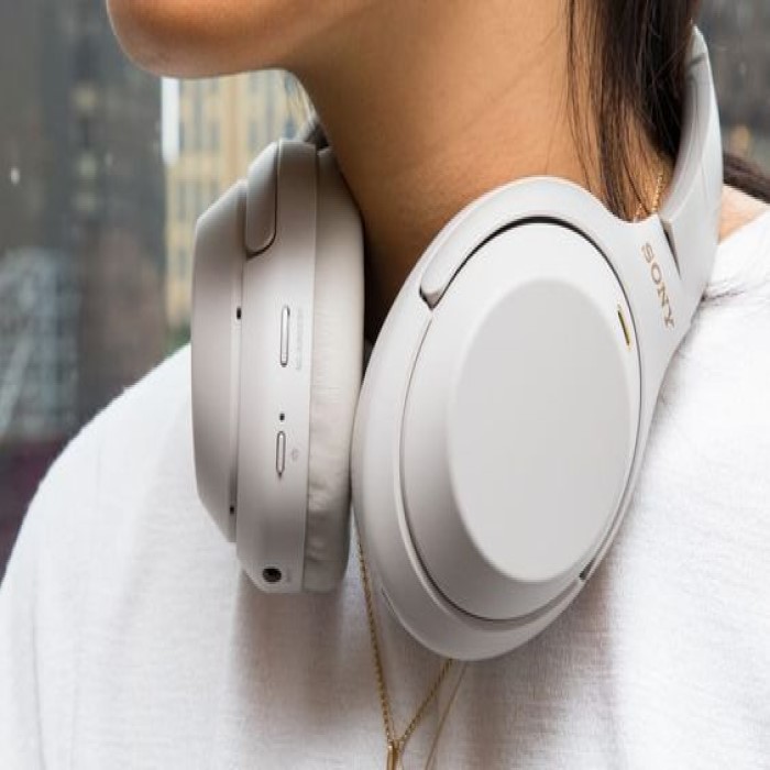 Noise-Canceling Headphones: best tech gifts for Father's day