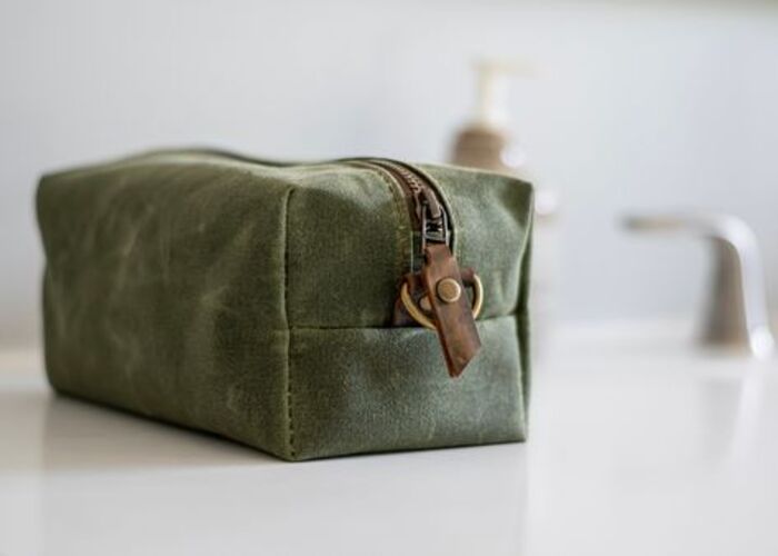 Travelling Dopp kit: practical gift for father