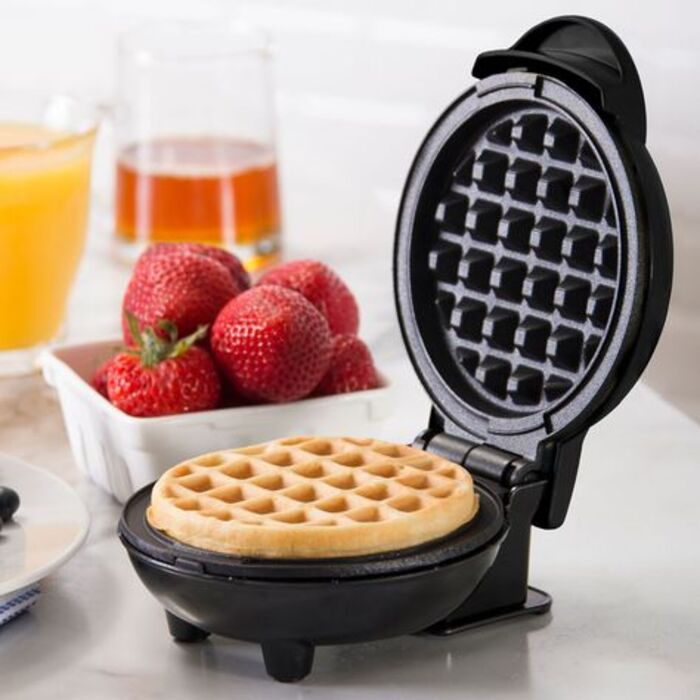 Small waffle iron: best gifts for father's day