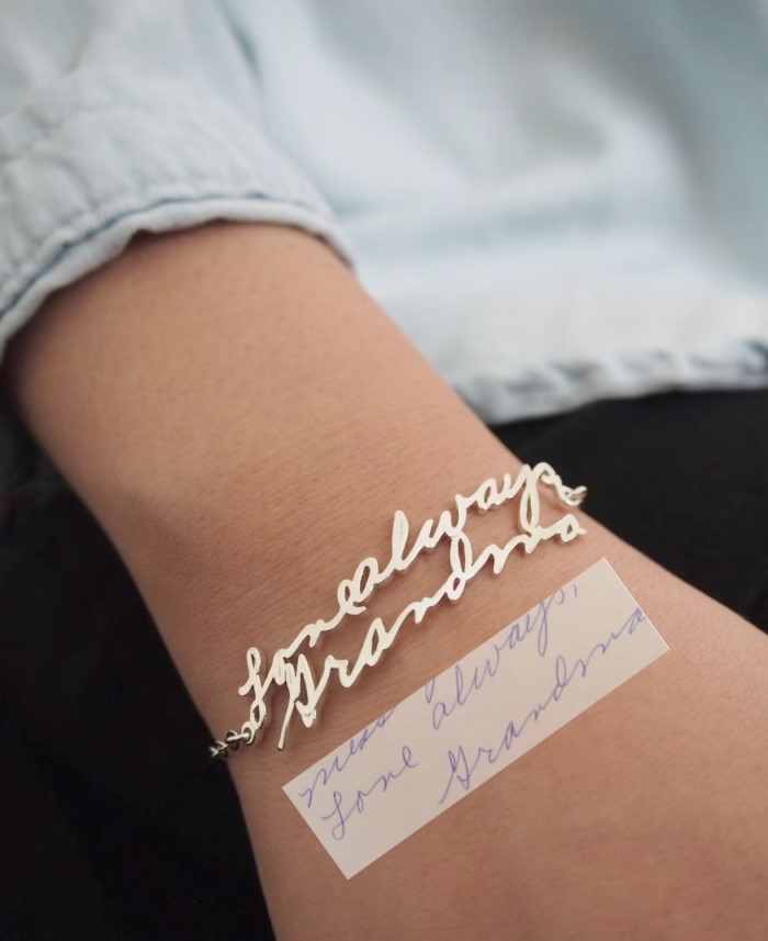 Sentimental Bracelet: personalized jewelry for mom