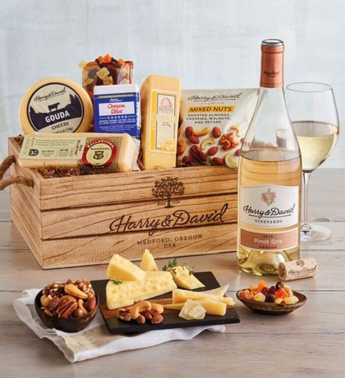 Wine gift box: cool retirement gift for colleagues