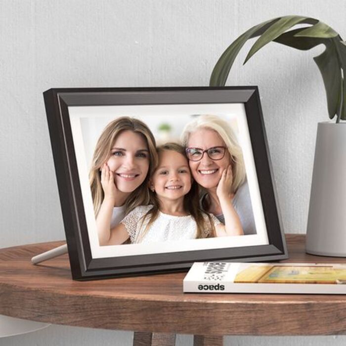 Digital photo frame: retirement gift ideas for female coworker