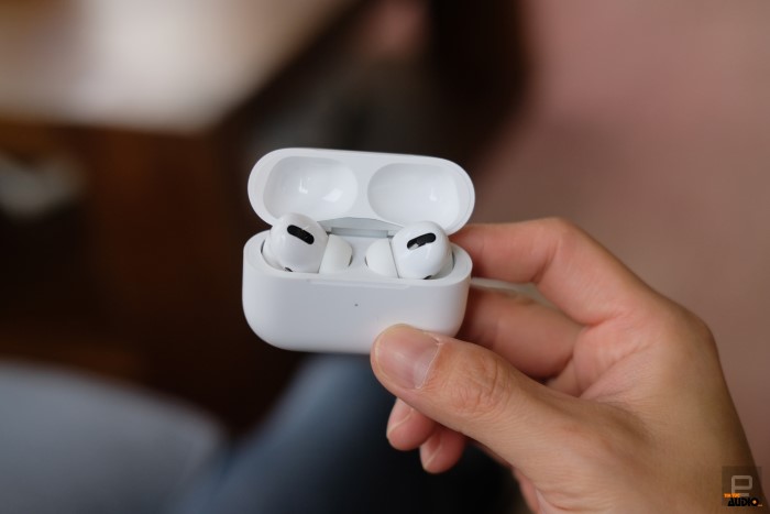 Luxury Gifts For Girlfriend: Apple Airpods