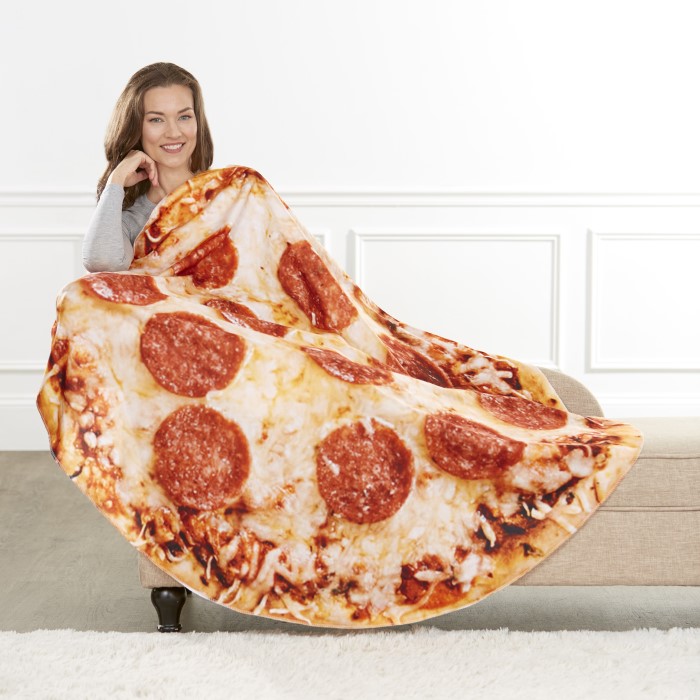funny gifts for her: Pizza Blanket