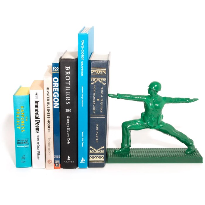 funny gifts for women: Servicemen Posing Bookend