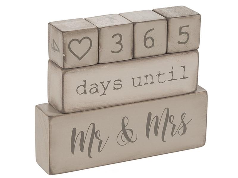 Свадебный календарь обратного отсчета из деревянных блоков