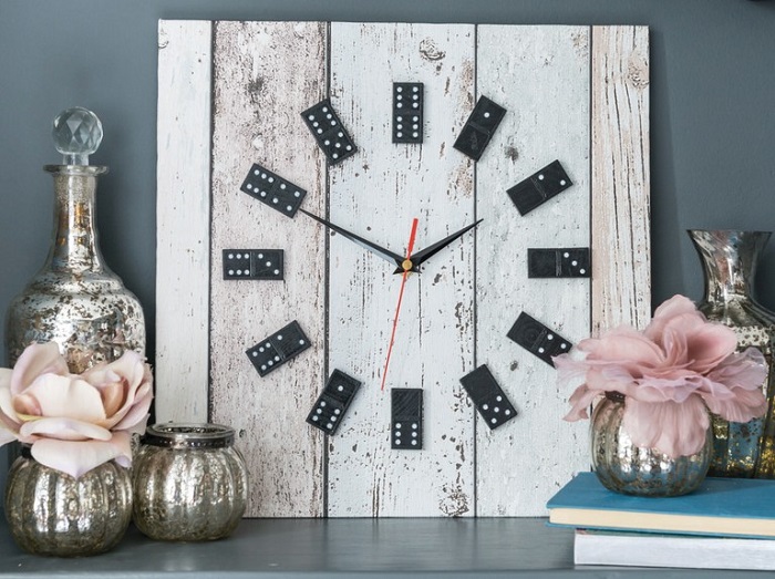 Last Minute Diy Gifts For Boyfriend - Repurposed Domino Clock  