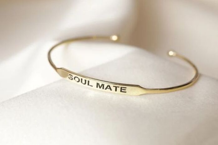 Custom friendship bangle: best gifts for female friends